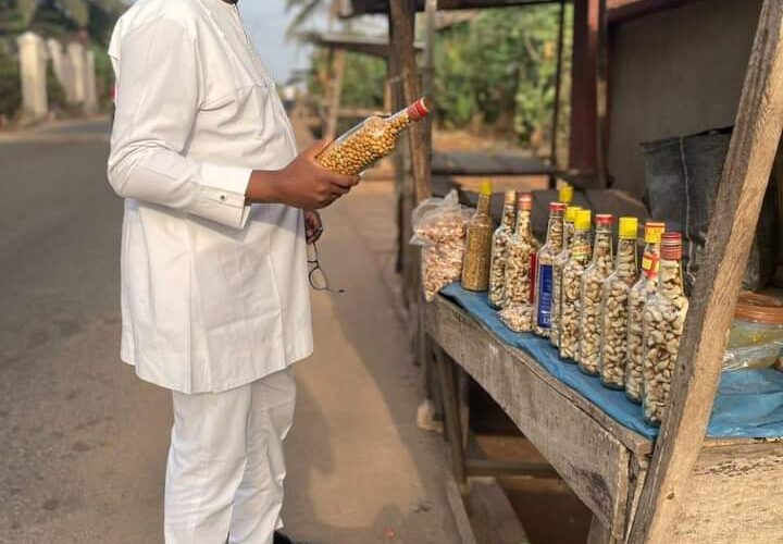 Kingsley Moghalu laments “Buhari’s Nigeria” as he buys groundnut for N1,000 (Photos)