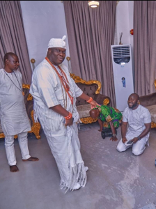 Akmodel Group Managing Director, Builder (Dr.) Abdulhakeem Odegade congratulates Ooni of Ife, Oba Adeyeye Ogunwusi, on the arrival of his twins.